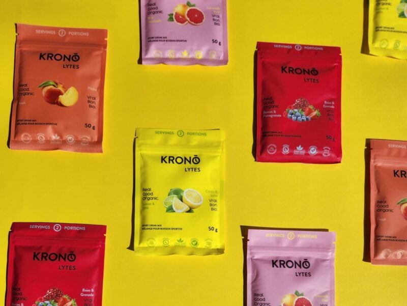 Les 4 saveurs d'électrolytes de Krono Nutrition en format 50 g, Pêche, Lime et Citron, Limonade rose et Baies et grenade.